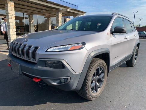 Used 2018 Jeep Cherokee Trailhawk AWD/4WD image 7