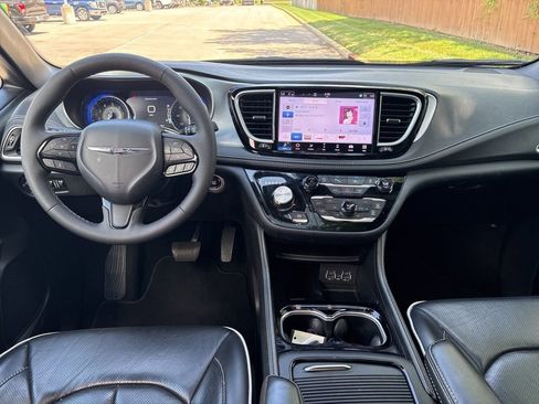 Used 2025 Chrysler Pacifica Limited FWD image 16