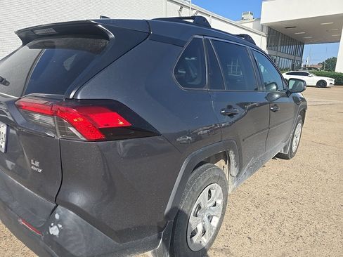 Used 2021 Toyota RAV4 LE AWD/4WD image 4