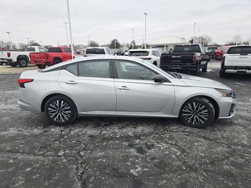 Used 2024 Nissan Altima 2.5 SV image 12