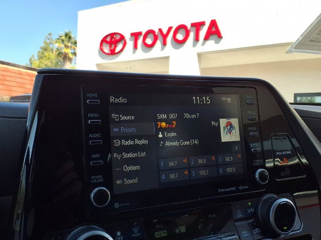 Used 2021 Toyota Highlander XLE FWD image 9