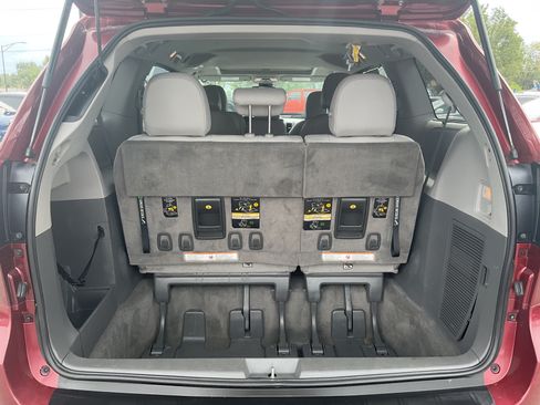 Used 2018 Toyota Sienna XLE w/ XLE Navigation Package FWD image 11