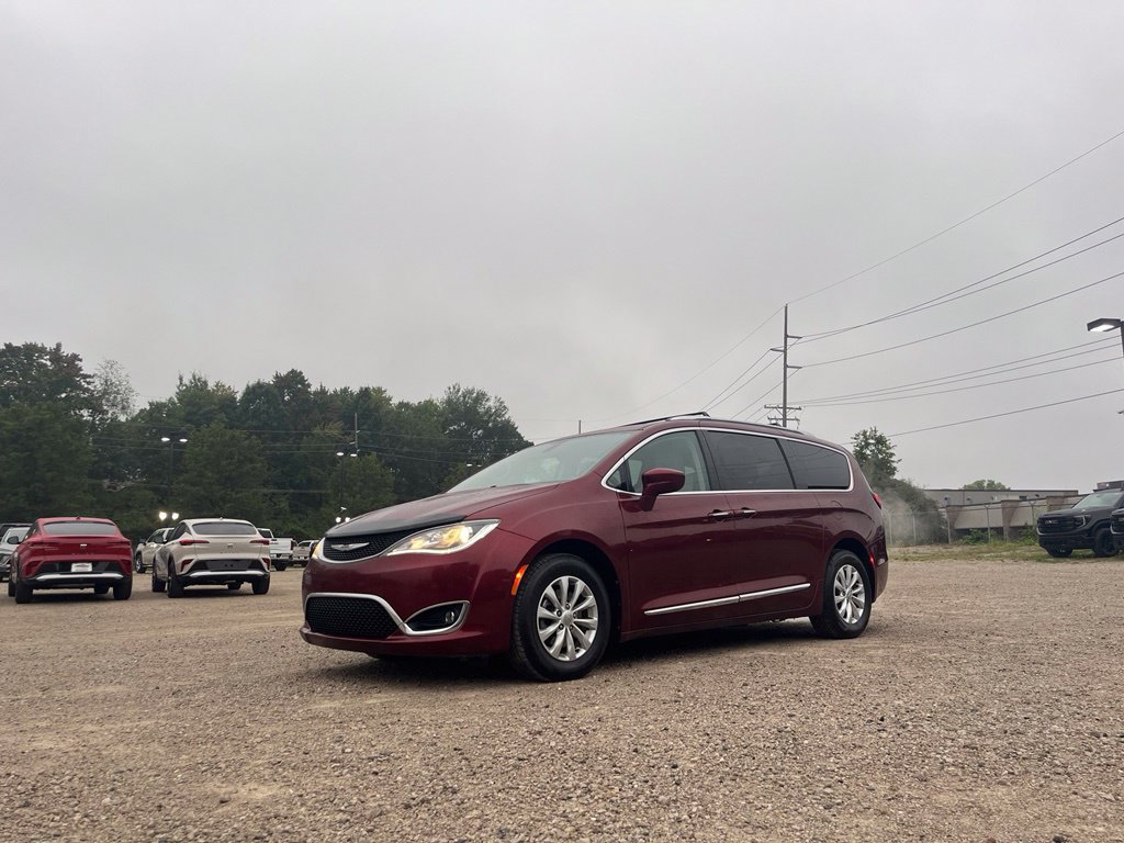 Used 2019 Chrysler Pacifica Touring-L FWD image 2