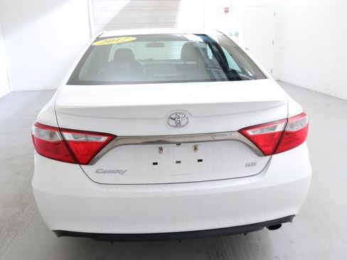 Used 2017 Toyota Camry SE image 7
