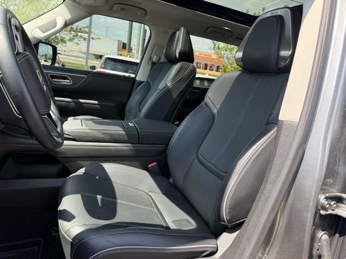 Used 2025 INFINITI QX80 Sensory image 18