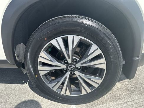 Used 2023 Nissan Rogue SV image 11