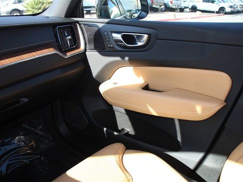 Used 2022 Volvo XC60 B5 Inscription w/ Climate Package image 19