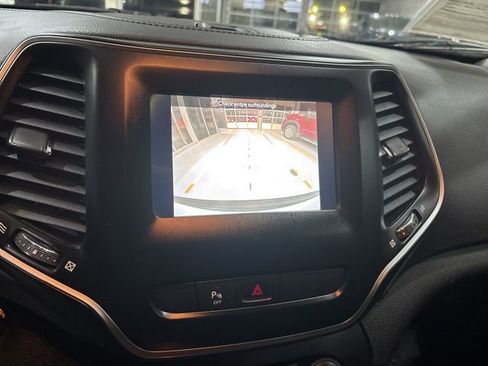 Used 2020 Jeep Cherokee Altitude image 23