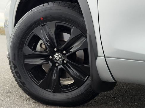 Used 2023 Toyota Highlander XLE image 21