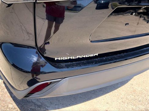 Used 2023 Toyota Highlander LE FWD image 30