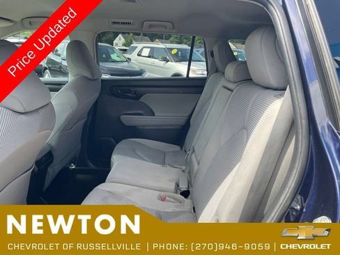 Used 2022 Toyota Highlander LE AWD/4WD image 31
