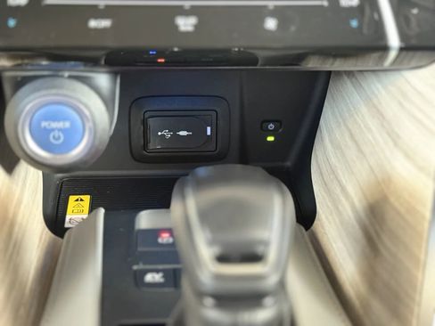 Used 2021 Toyota Venza Limited image 33