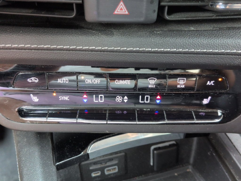 Used 2021 Buick Envision Essence w/ Technology Package I AWD/4WD image 15