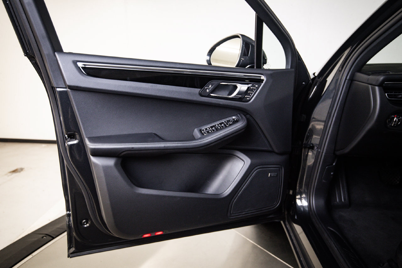 Certified 2026 Porsche Macan AWD/4WD image 23