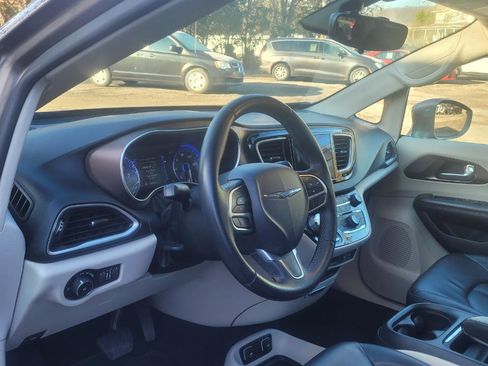 Used 2017 Chrysler Pacifica Touring-L w/ Tire & Wheel Group image 14