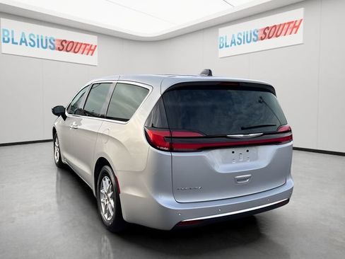 Used 2024 Chrysler Pacifica Touring-L FWD image 5