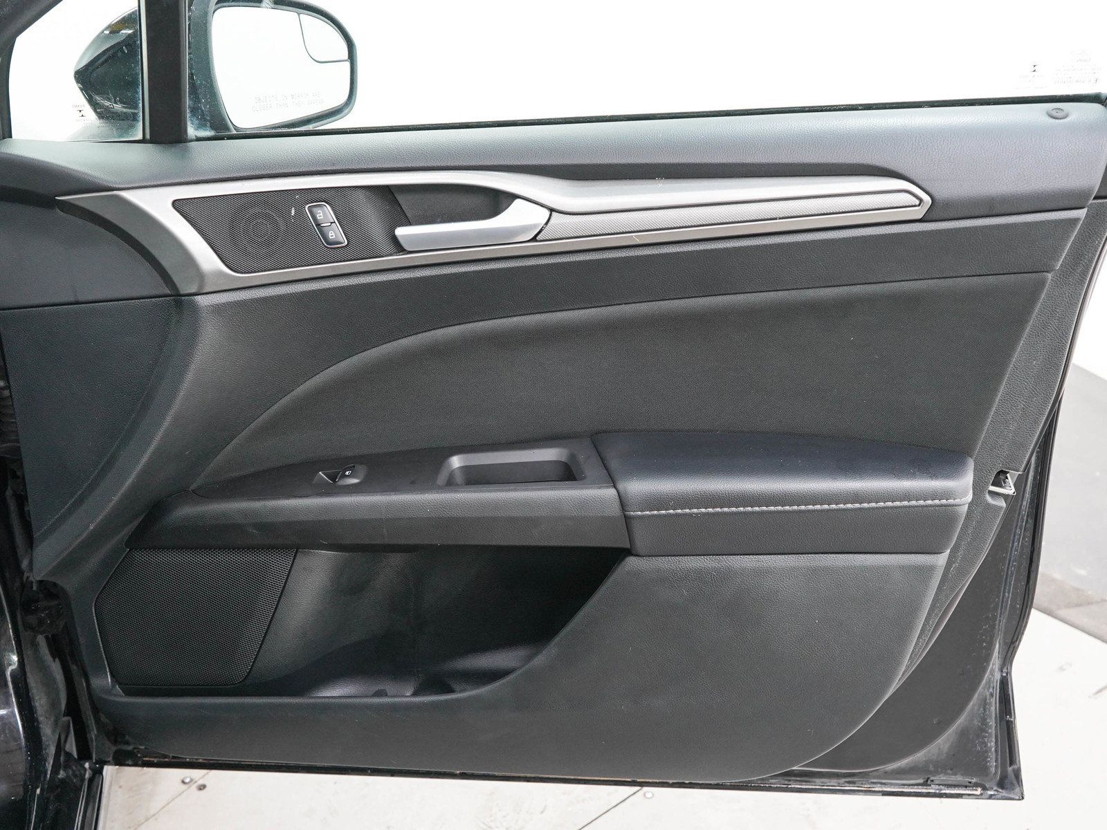 Used 2017 Ford Fusion SE w/ Fusion SE Technology Package FWD image 9