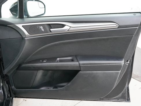Used 2017 Ford Fusion SE w/ Fusion SE Technology Package FWD image 9