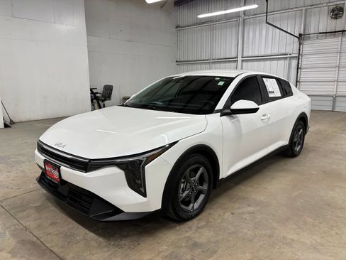 Used 2025 Kia K4 FWD image 3