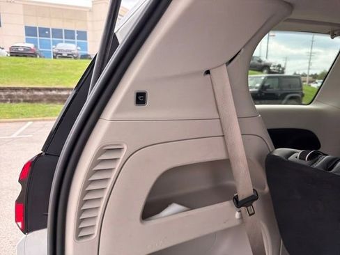 Used 2023 Chrysler Pacifica Touring-L FWD image 27