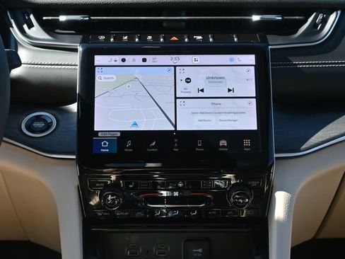 Used 2023 Jeep Grand Cherokee Limited image 17