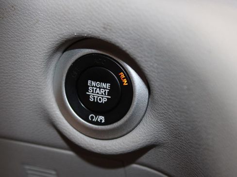 Used 2024 Chrysler Pacifica Touring-L FWD image 41