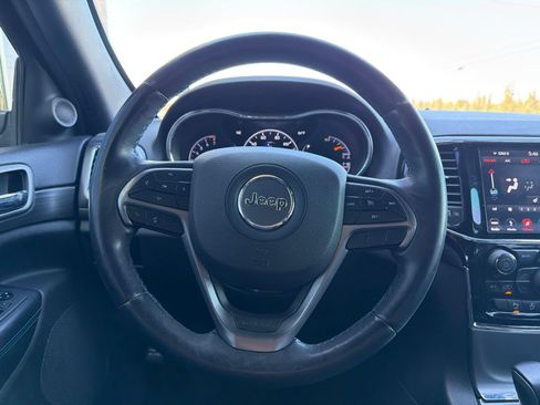 Used 2019 Jeep Grand Cherokee Laredo AWD/4WD image 11