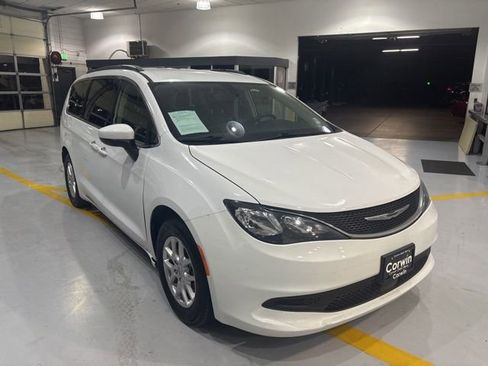 Used 2021 Chrysler Voyager Lxi image 3