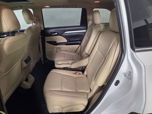 Used 2019 Toyota Highlander XLE FWD image 23