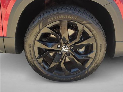 Used 2022 Volkswagen Taos SEL w/ Panoramic Sunroof Package FWD image 4