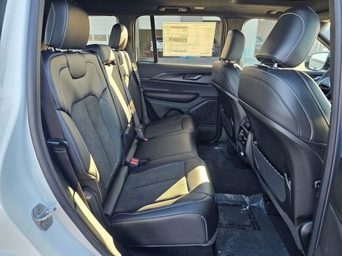 New 2025 Jeep Grand Cherokee Altitude image 14