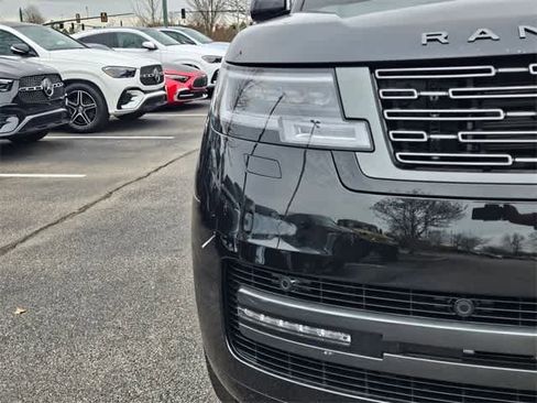 Used 2025 Land Rover Range Rover SE image 10