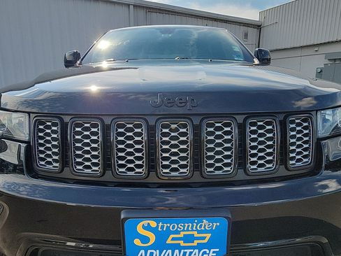 Used 2018 Jeep Grand Cherokee Altitude AWD/4WD image 14