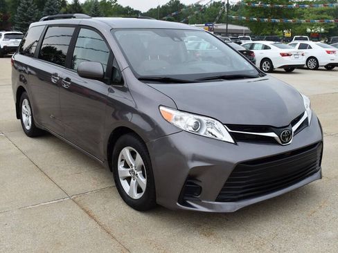Used 2019 Toyota Sienna LE FWD image 2