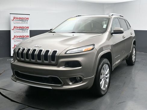 Used 2017 Jeep Cherokee Overland w/ Technology Group AWD/4WD image 4