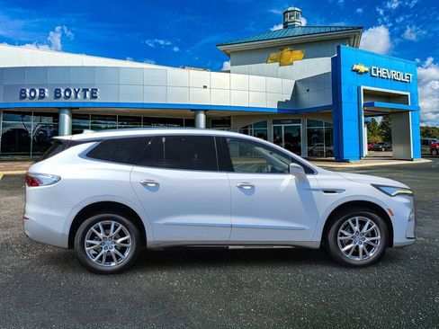 Used 2023 Buick Enclave Essence w/ Experience Buick Package FWD image 2