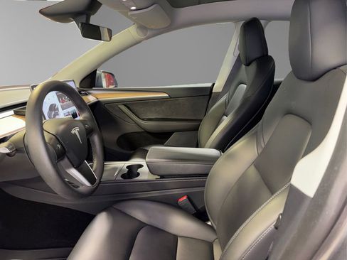 Used 2024 Tesla Model Y Long Range image 9