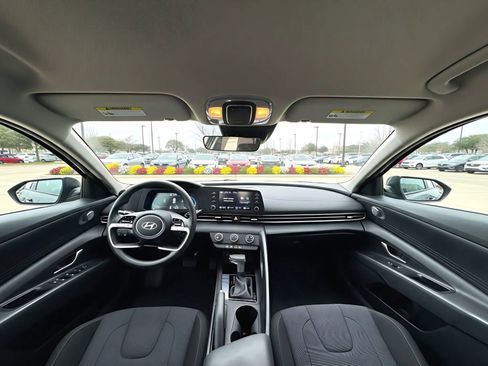 Used 2025 Hyundai Elantra SE image 15