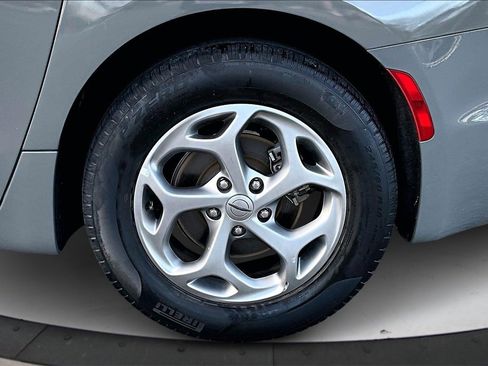 Certified 2023 Chrysler Pacifica Limited image 36