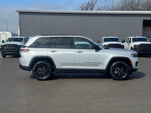 Used 2025 Jeep Grand Cherokee Altitude image 2