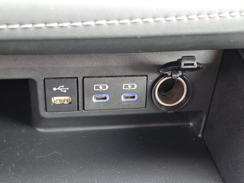 Used 2022 Toyota Highlander XLE AWD/4WD image 12