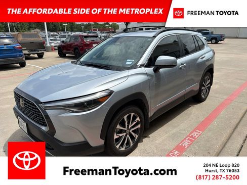 Used 2024 Toyota Corolla Cross XLE w/ Convenience Package FWD image 1