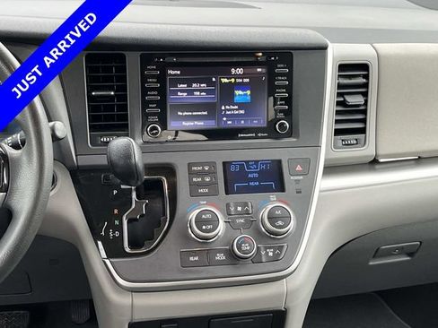 Used 2020 Toyota Sienna LE w/ LE Preferred Package image 15