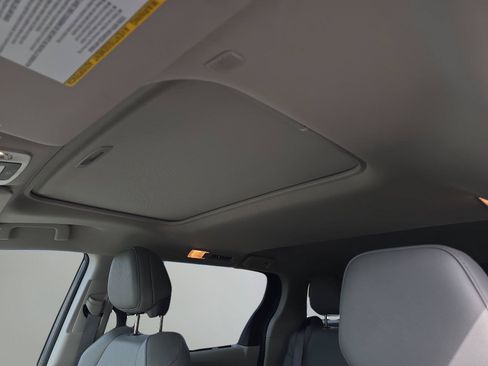 Used 2024 Toyota Sienna XLE FWD image 25