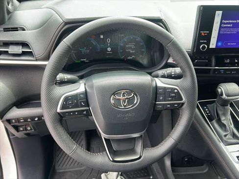 Certified 2025 Toyota Sienna Platinum AWD/4WD image 15