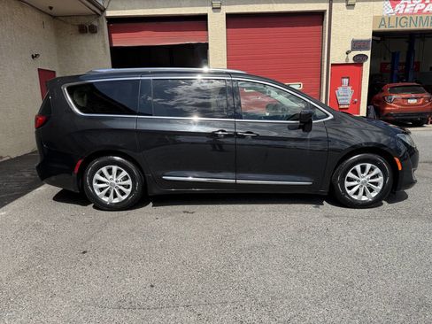 Used 2018 Chrysler Pacifica Touring-L FWD image 7