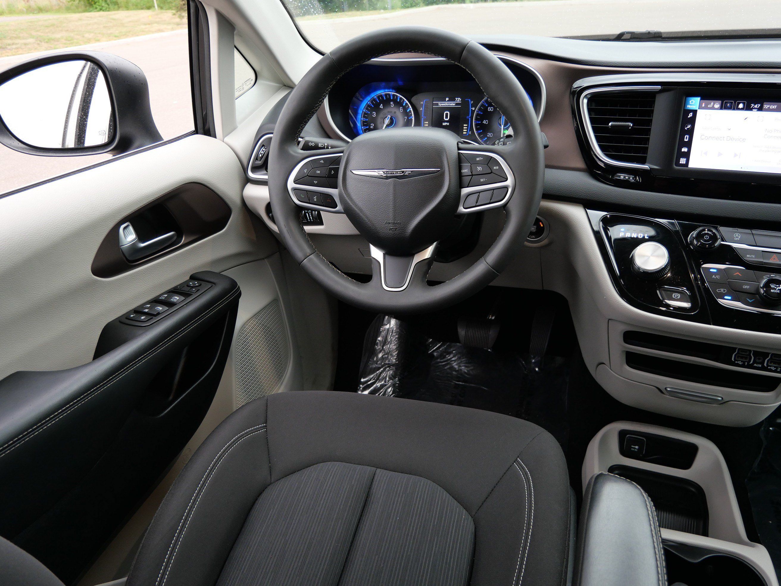 Used 2024 Chrysler Voyager LX FWD image 9