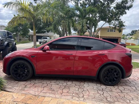 Used 2022 Tesla Model Y Long Range image 4