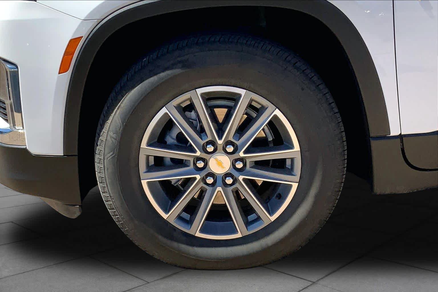 Used 2022 Chevrolet Traverse LT FWD image 11