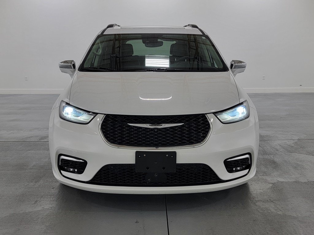 Used 2022 Chrysler Pacifica Limited FWD image 3